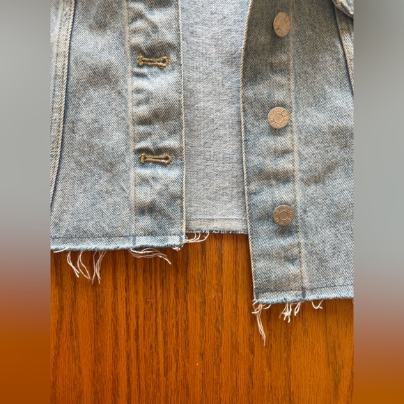 Guess Cropped Frayed-Edge Jean Jacket - Picture 4 of 4